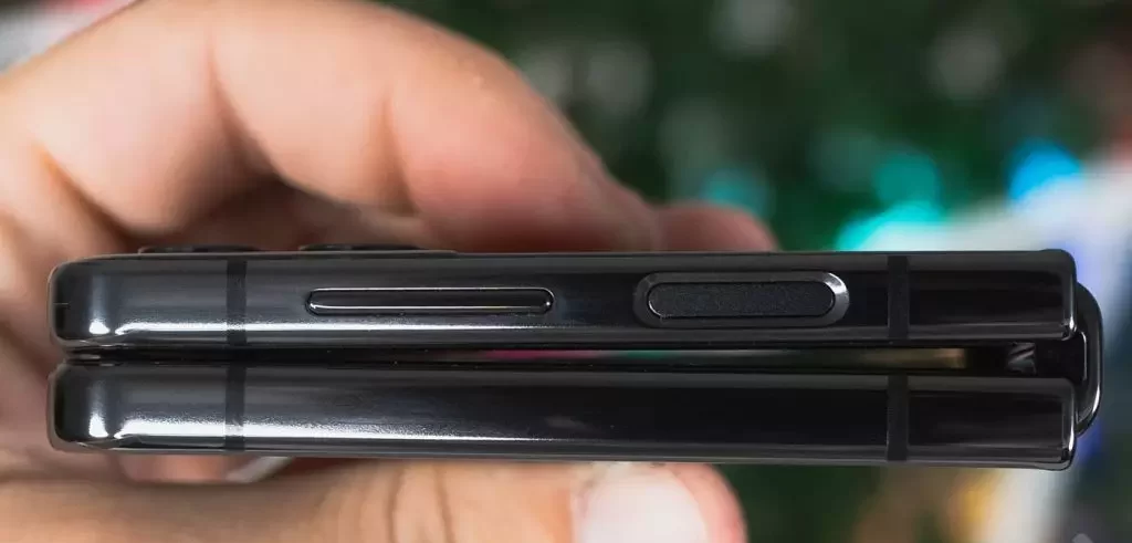 Galaxy Z Flip 4 Hinge Misalignment