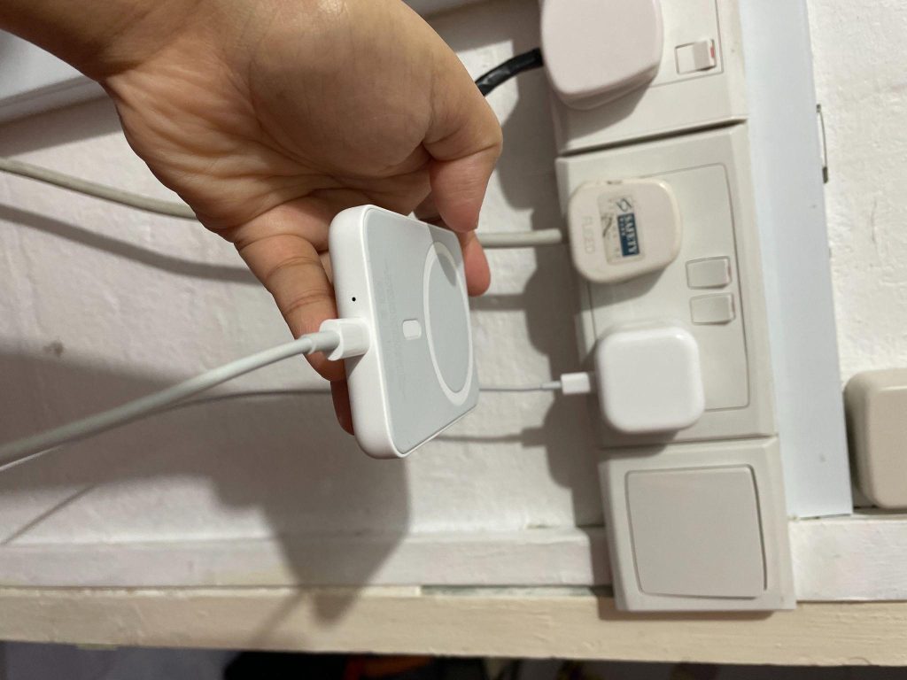 Check the Power Source Of Your Magsafe Charger